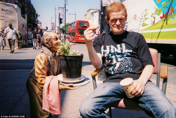 100 бездомных в течение недели фотографировали улицы Лондона