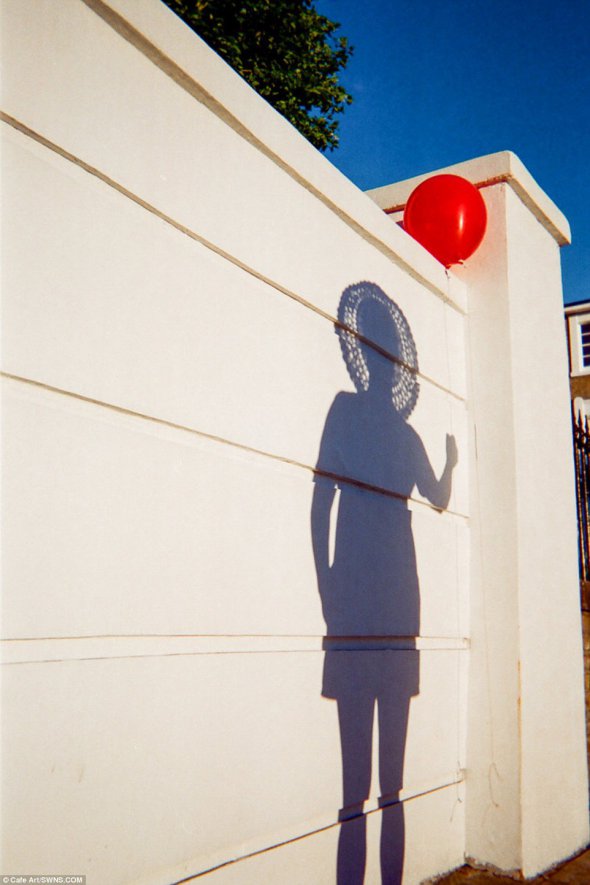  "Эту фотографию я сделала в Хемингфорд Роуд Ислингтон, когда гуляла с дочкой. У меня в сумке нашелся красный шарик. Я начала его надувать. Случайно глянула на тень моей дочери. Мне очень понравилась оптическая иллюзия - казалось, что шарик держит тень", - рассказала Элла автор фото.