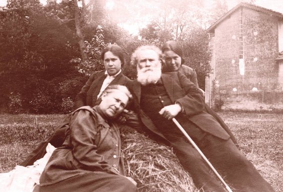 Володимир Короленко відпочиває після прогулянки в селі Лардени поблизу Тулузи у Франції, 1914 рік. Разом з ним дружина Євдокія й доньки Софія й Наталія
