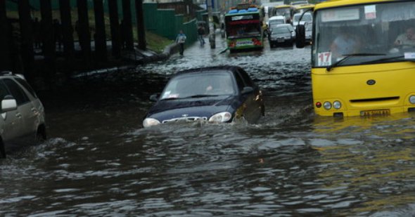 В результаті сильної зливи повністю було паралізовано рух транспорту в різних районах Києва.
