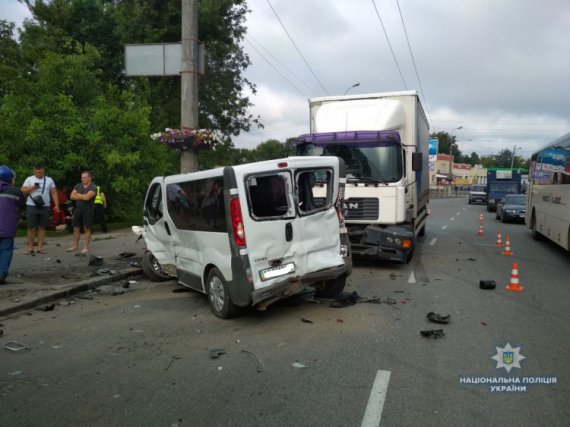 У Вінниці на вулиці Лебединського зіткнулись два легковика, бус та вантажівка