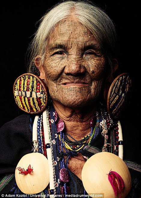 Польський фотограф зробив унікальні фото татуйованих жінок племені Чин