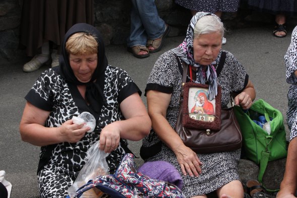 Верующие в ожидании хода в Киево-Печерской лавры.