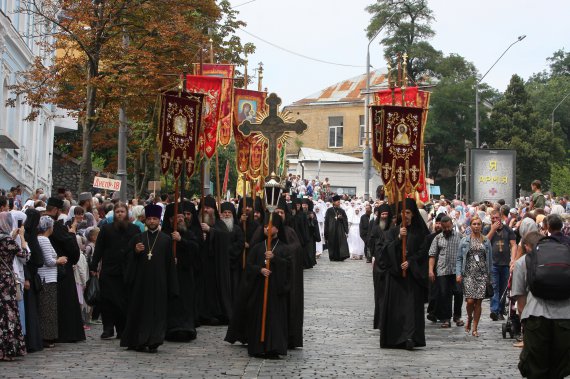 Участники крестного хода колонной идут в Киево-Печерской лавре.