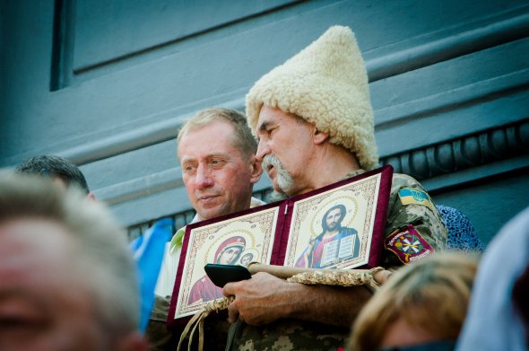 У памятника Святого Владимира люди фотографируются на память