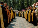 Священники выстроились возле Владимирского собора в Киеве