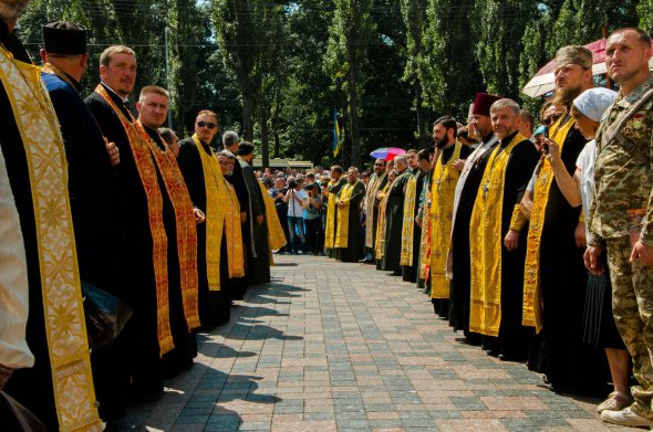 Священники выстроились возле Владимирского собора в Киеве