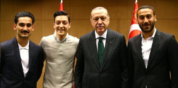 Зліва на право: Гюндоган, Озіл, Ердоган, Тосун