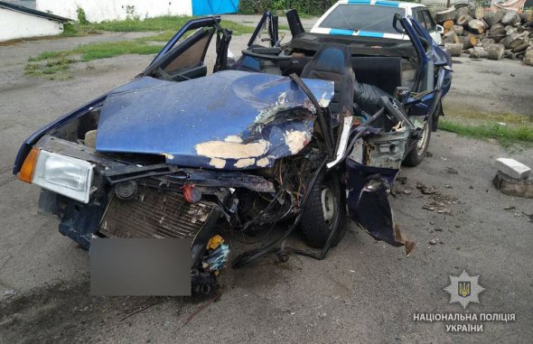 Между двумя автомобилями произошло лобовое столкновение