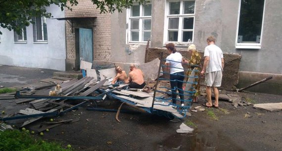 В одному з житлових будинків Кам'янського на Дніпропетровщині  обвалився балкон, на якому стояло двоє людей