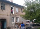 В одному з житлових будинків Кам'янського на Дніпропетровщині  обвалився балкон, на якому стояло двоє людей