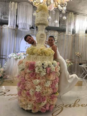 Торт на весілля Владислава Вацака та Єлизавети Цорієвої готували чотири дні. Прикрасили півоніями, трояндами, гортензіями, фігурками янголів і голубів