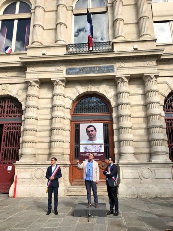 Фото Сенцова повісили на ратушу 4-го округу Парижу