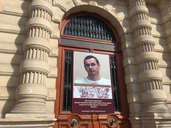 Фото Сенцова повісили на ратушу 4-го округу Парижу