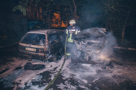 В Киеве на стоянке до тла  сгорели два авто