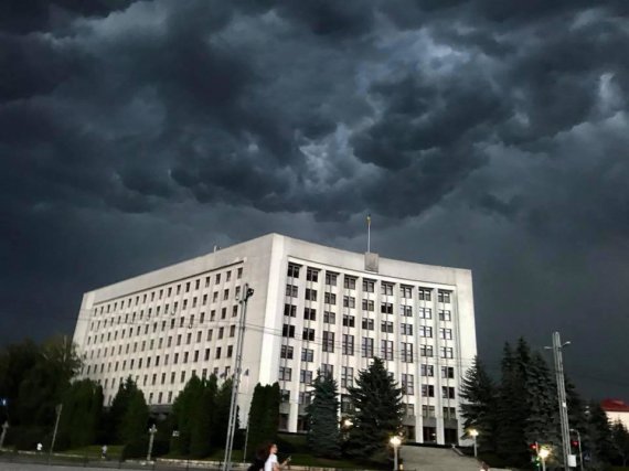 В сети показали пугающие кадры бури в Тернополе