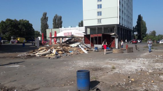 Разбитые киоски возле станции метро Берестейская