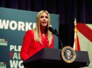 Іванка Трамп разом із батьком президентом США Дональдом Трампом на мітингу у місті Тамп, штат Флорида.