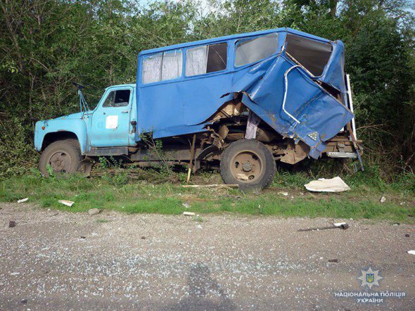 На 201 км трассы Мариуполь-Волноваха столкнулись легковушка Renault и грузовик «ГАЗ»