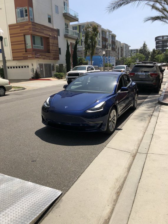 Илон Маск собственноручно доставил покупателю новую Tesla Model 3. Фото: Twitter