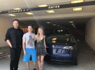 Илон Маск собственноручно доставил покупателю новую Tesla Model 3. Фото: Twitter