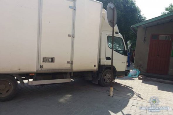 На Тернопільщині вантажівка збила маму з дитиною на тротуарі. Дівчинка загинула 