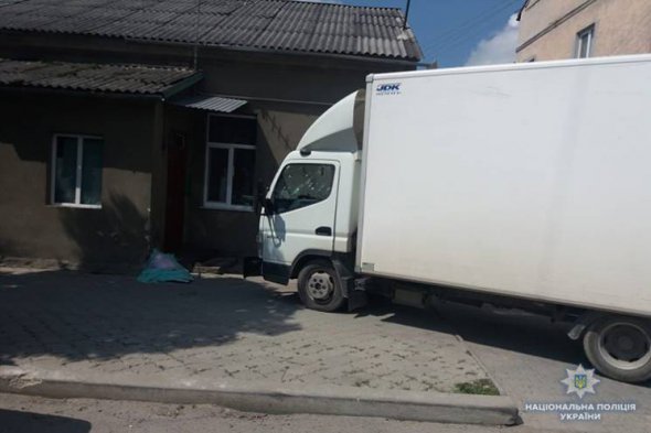 На Тернопільщині вантажівка збила маму з дитиною на тротуарі. Дівчинка загинула 