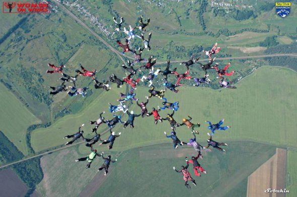 В Харькове парашютистки из 19 стран установили мировой рекорд. Фото: kh.depo.ua