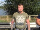 У вбивстві Віталія Олешка з Бердянська Запорізької області підозрюють бійця розформованої роти ”Торнадо” Артема Матюшина (на фото). Його впізнали колишні побратими вбитого — Андрій Маджаров і Антон Пшеничний. На час убивства були неподалік. Бачили кілера