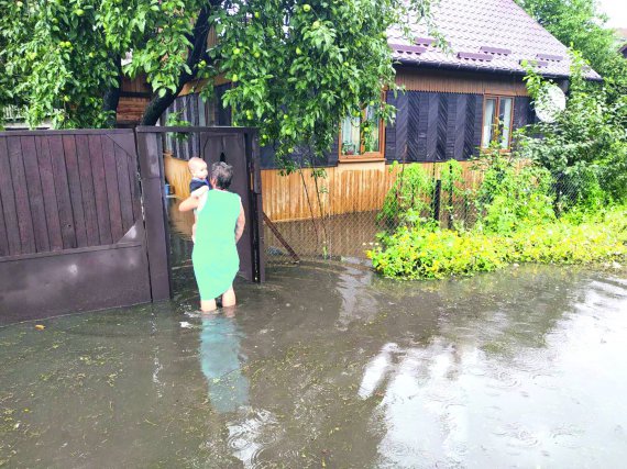 Дощі 30–31 липня затопили ­приватні ­будинки в ­Сарнах на ­Рівненщині. Другу добу воду допомагають відкачати ­пожежні та рятуваль­ники міста