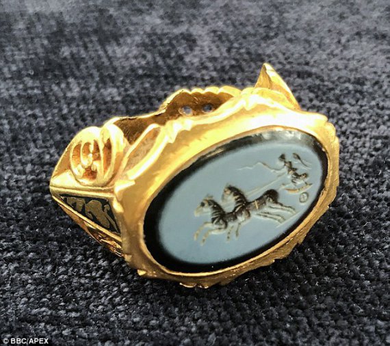 Золотий перстень з гравіюванням римської богині знайшов мисливець за скарбами