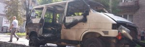 У Кам'янську вибухнув мікроавтобус із депутатом Віталієм Чернявським. Фото: 5692.com.ua