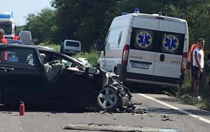 На трасі Одеса - Рені легковий автомобіль зіткнувся з автобусом, загинула одна людина. Фото: Facebook 