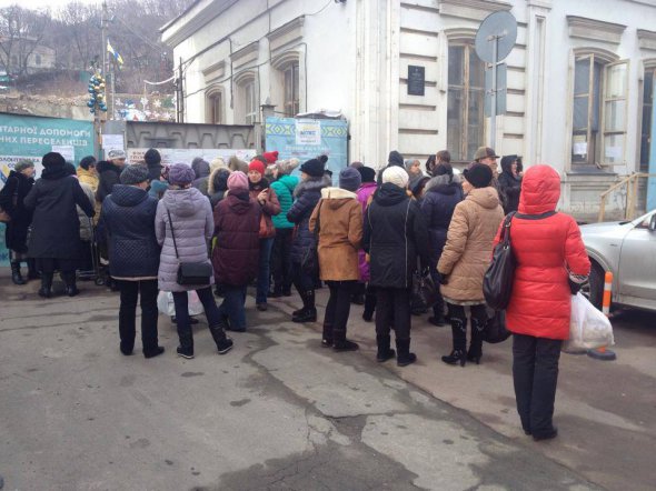  У волонтерський центр на Фролівській у Києві приходили й люди, які хотіли допомогти, і ті, хто потребував підтримки