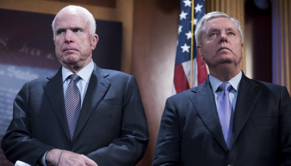 Сенатор Джон Маккейн и Линдси Грэм в числе других предлагают ввсести новые санкции против России