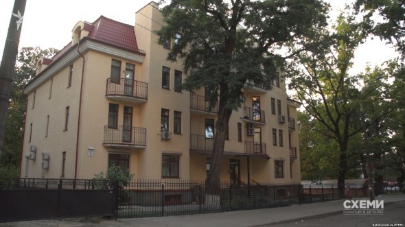 Шемчук официально указывает, что снимает квартиру в этом новострое