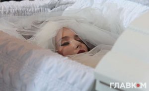 После гибели в автокатастрофе Бережную похоронили в свадебном платье. Она не была замужем.