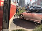 В Дарницком районе Киева на проспекте Петра Григоренко элитный Mercedes въехал в трамвай