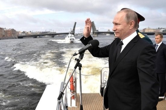 На других фото Путин также не похож на себя