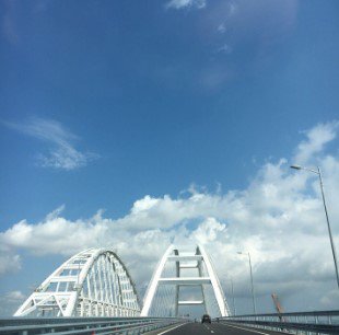 Керченский мост. на который возлагали большие надежды, пустой. Россияне не спешат в Крым