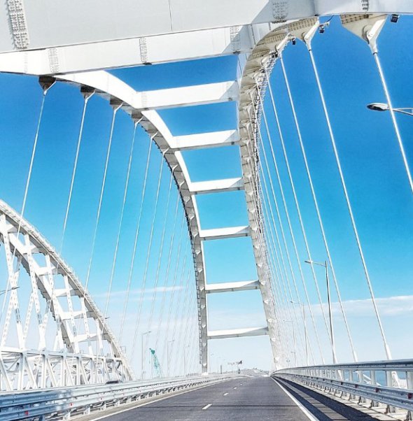 Керченский мост. на который возлагали большие надежды, пустой. Россияне не спешат в Крым