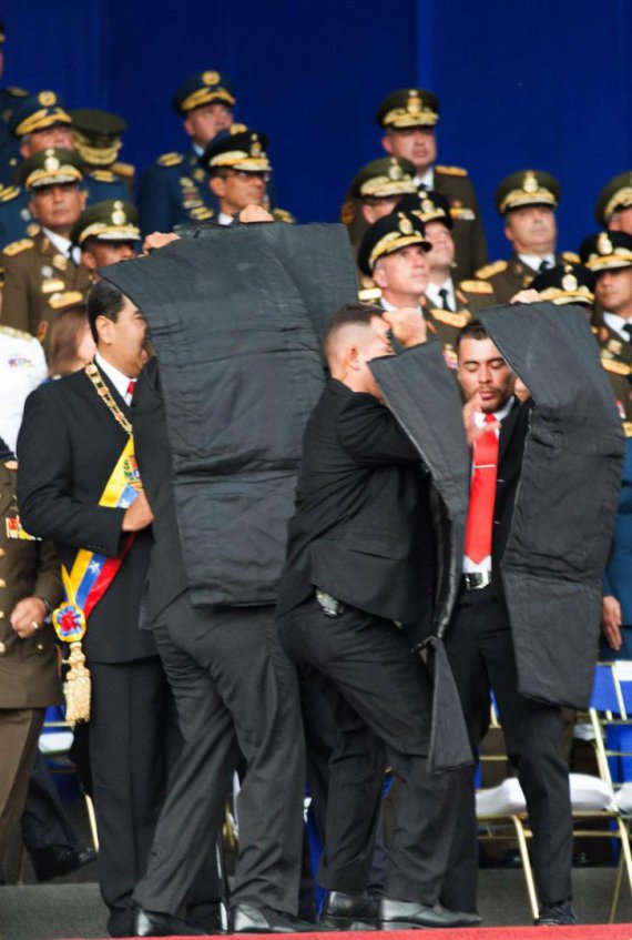 На президента Венесуэлы Николаса Мадуро совершили покушение при помощи начиненного взрывчаткой дрона