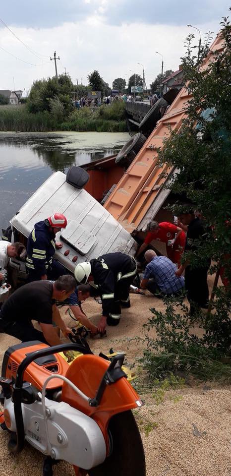 Водитель сорвался с моста