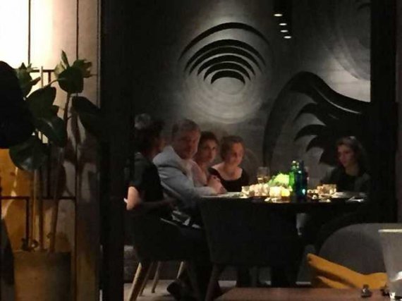 Сім'я Порошенко вечеряє в київському ресторані
