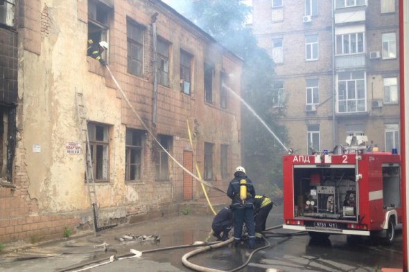Пожарные продолжают тушить огонь в старом здании