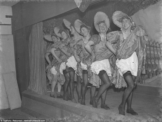Британские солдаты показывают пантомиму своим сослуживцам, 1940 год