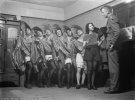 Британські солдати показують пантоміму своїм товаришам по службі, 1940 рік