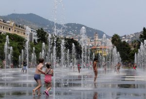 Діти бавляться у фонтанах на площі французького міста Ніцца. Липень став найжаркішим місяцем для країни за останні 118 років