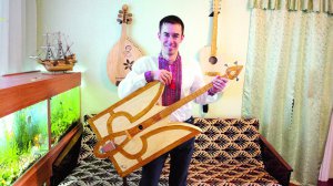 Богдан Сенчуков тримає гербас — музичний інструмент із 25 тисяч сірників