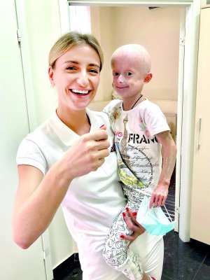 Наталія Понома­рева, дитячий лікар-стоматолог ”Клініки Заблоцького” тримає на руках 7-річну Ірину Хімич перед операцією на щелепах дитини